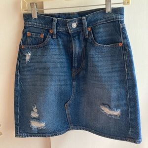 LIKE NEW Levis Denim Skirt